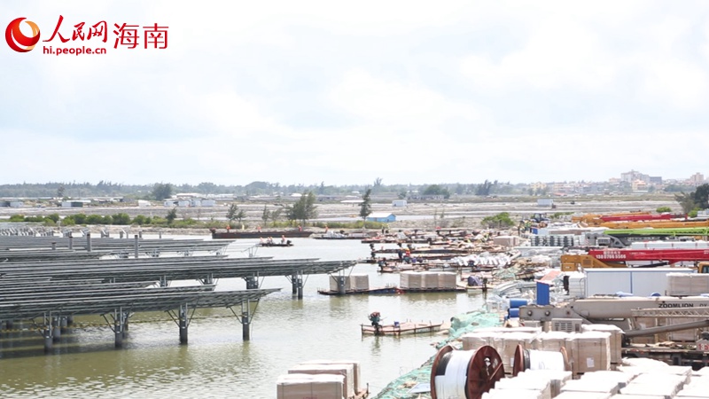 多名工人正在岸边忙碌。人民网 牛良玉摄