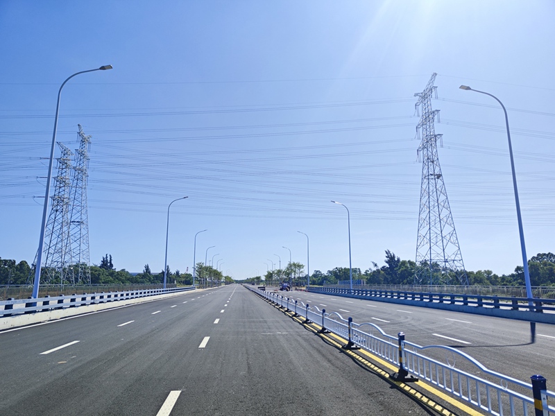 刚刚完工的道路。陆进炳摄