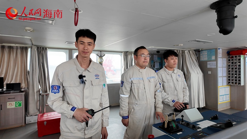 绿源二号船长黄万里（左一）和两位驾驶员都是“90后”。人民网记者 孟凡盛摄