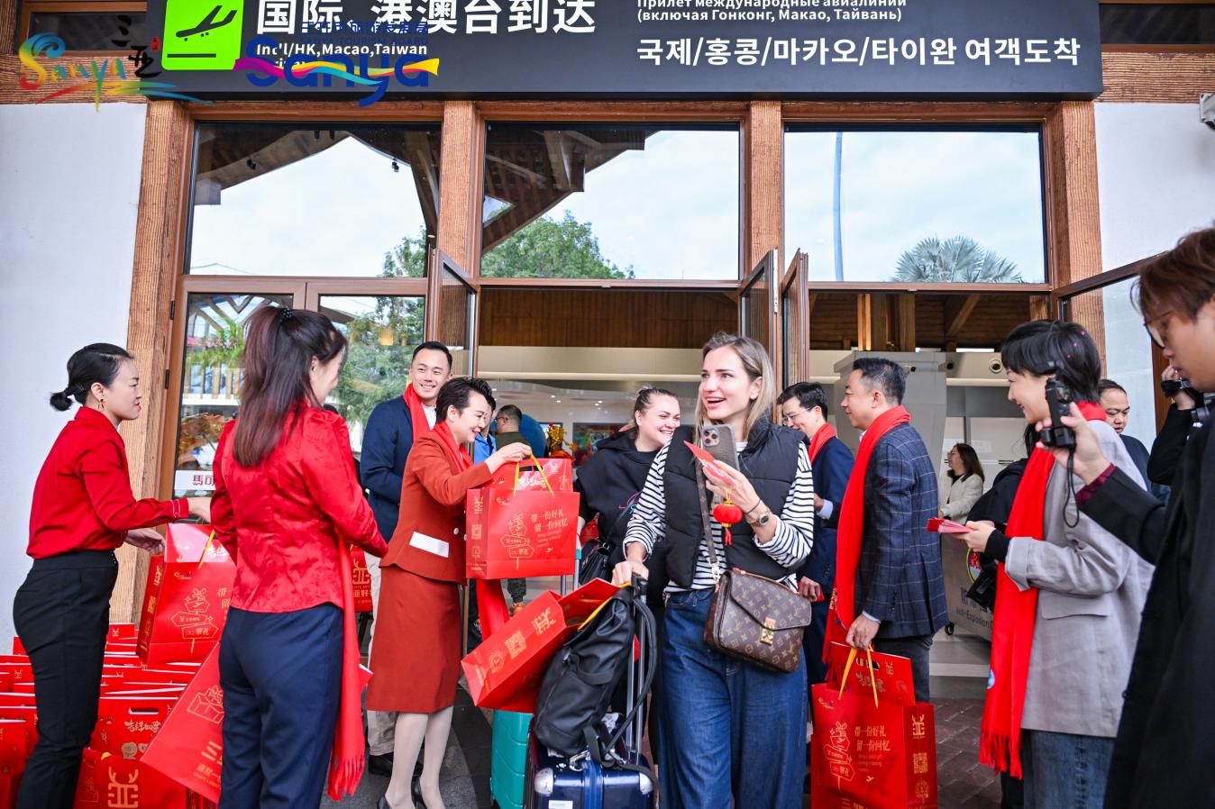 外国游客落地三亚领取新春专属礼遇。三亚市旅游发展局供图