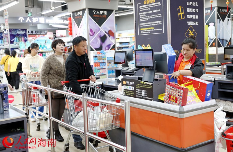 市民在商场内使用消费券消费。人民网记者 符武平摄