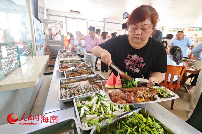 海口市龙华区中山街道食堂为社区工作者提供了丰盛的餐食。 人民网 枉源摄